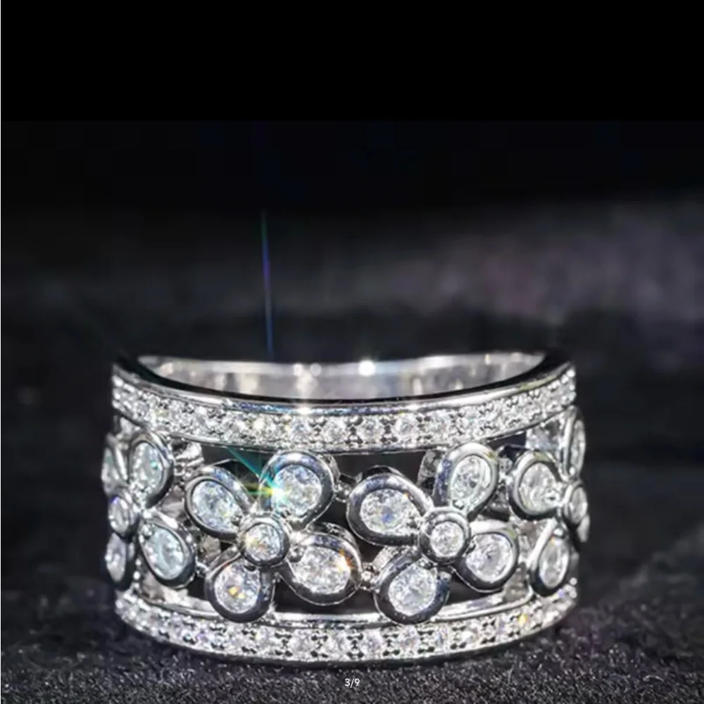 NEW Elegant Silver Floral Ring